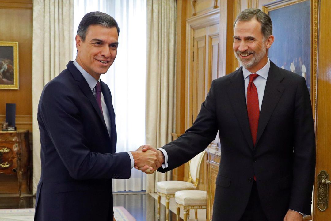 El rey Felipe VI saluda al líder del Partido Socialista PSOE, Pedro Sánchez, en el Palacio de la Zarzuela El rey Felipe VI saluda al líder del Partido Socialista PSOE, Pedro Sánchez, en el Palacio de la Zarzuela