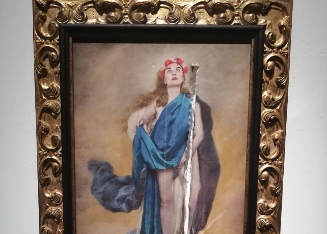 Cuadro 'Con flores a María', de Charo Corrales, destrozado tras un acto vandálico. Cuadro 'Con flores a María', de Charo Corrales, destrozado tras un acto vandálico.