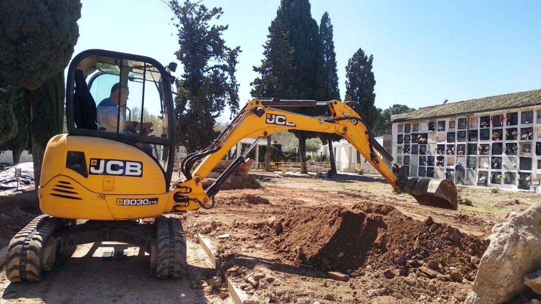Maquina retroexcavadora reponiendo la tierra tras las catas en las fosas del Cementerio de la Salud en Córdoba Maquina retroexcavadora reponiendo la tierra tras las catas en las fosas del Cementerio de la Salud en Córdoba