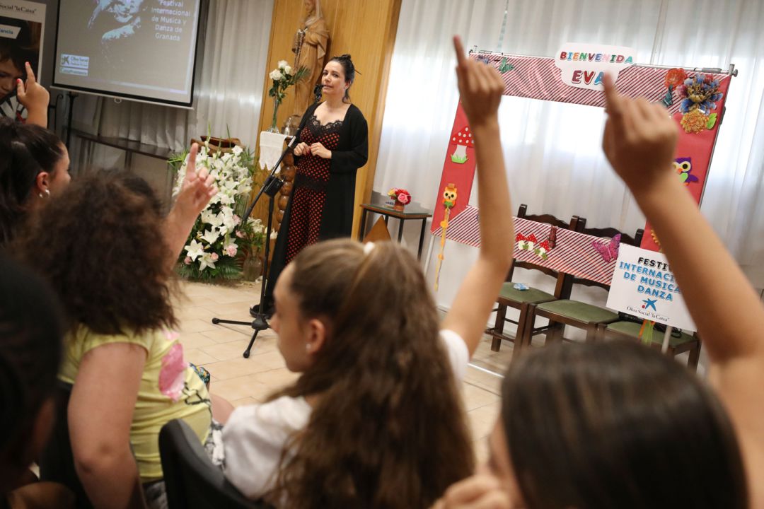Eva Yerbabuena comparte su pasión por el flamenco con los niños de Almanjáyar Eva Yerbabuena comparte su pasión por el flamenco con los niños de Almanjáyar