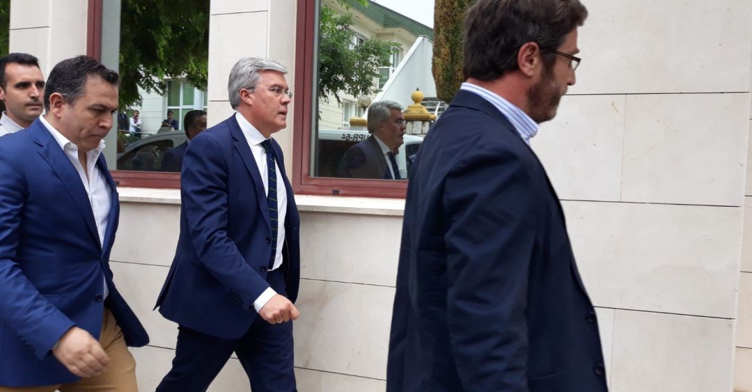 José Enrique Fernández de Moya (centro) acompañado de varios responsables del PP el día que acudió a declarar a los juzgados. José Enrique Fernández de Moya (centro) acompañado de varios responsables del PP el día que acudió a declarar a los juzgados.