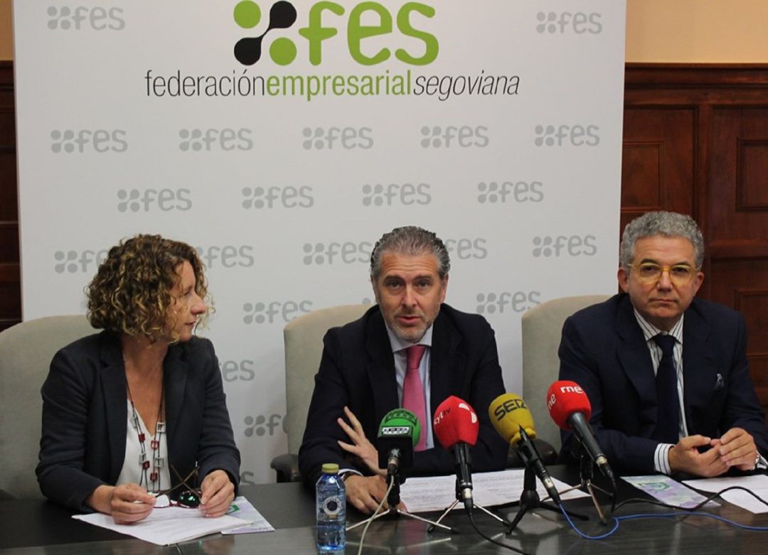 Presentación de la muestra de arquitectura sostenible, en la FES, con Andrés Ortega - en el centro - Susana Moreno y Pedro Palomo Presentación de la muestra de arquitectura sostenible, en la FES, con Andrés Ortega - en el centro - Susana Moreno y Pedro Palomo