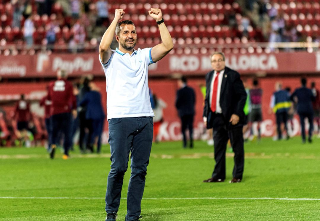 Diego Martínez celebra el ascenso con los aficionados del Granada Diego Martínez celebra el ascenso con los aficionados del Granada