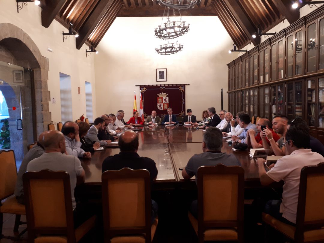Reunión de los trabajadores de las auxiliares de Nissan con la empresa en en la Delegación de la Junta Reunión de los trabajadores de las auxiliares de Nissan con la empresa en en la Delegación de la Junta