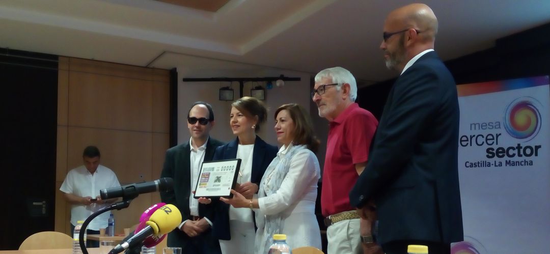 Representantes de ONCE, Cruz Roja, CECAM, CERMI y la consejera de Bienestar Social muestran el cupón en apoyo de la campaña del Tercer Sector Representantes de ONCE, Cruz Roja, CECAM, CERMI y la consejera de Bienestar Social muestran el cupón en apoyo de la campaña del Tercer Sector