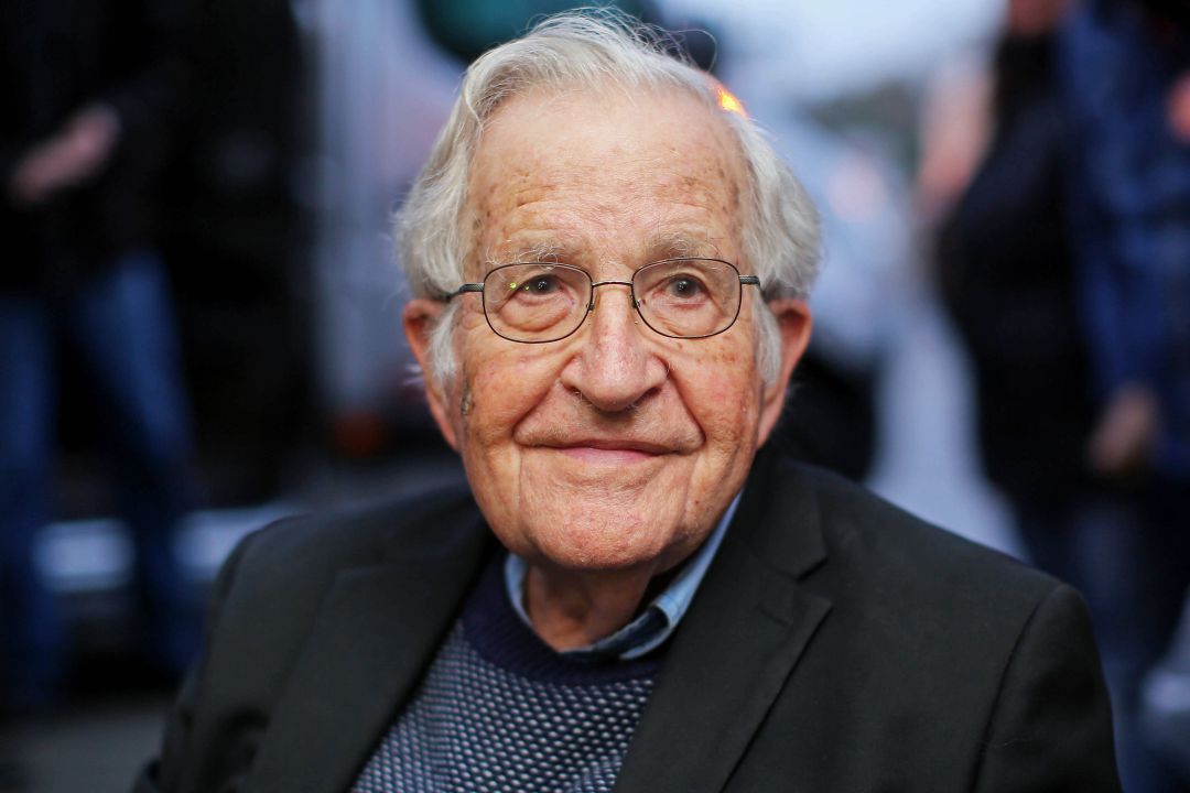 El lingüista Noam Chomsky en una conferencia pronunciada en Curitiba, Brasil, en septiembre de 2018. El lingüista Noam Chomsky en una conferencia pronunciada en Curitiba, Brasil, en septiembre de 2018.