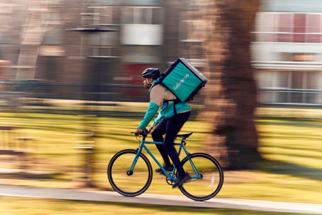 Un repartidor de Deliveroo Un repartidor de Deliveroo