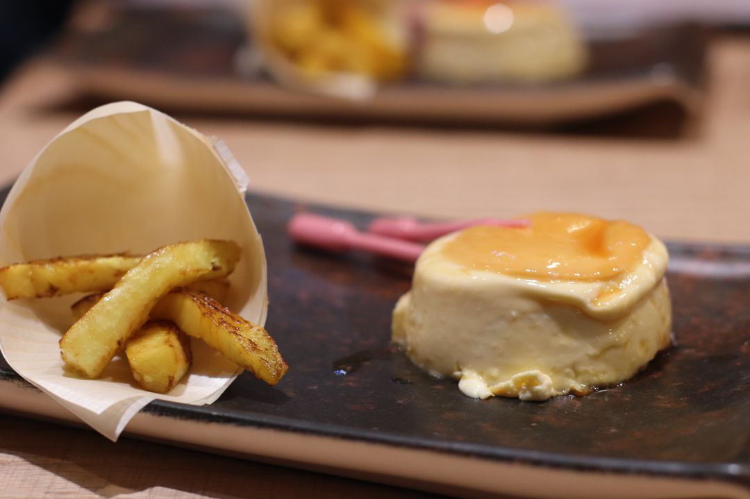 Flan de nata con patatas fritas de piña Flan de nata con patatas fritas de piña