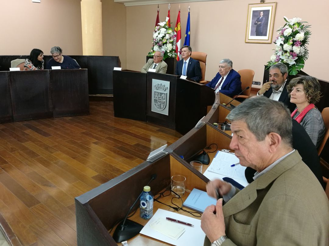 El jurado del premio de poesía reunido en el salón de plenos de la Diputación El jurado del premio de poesía reunido en el salón de plenos de la Diputación