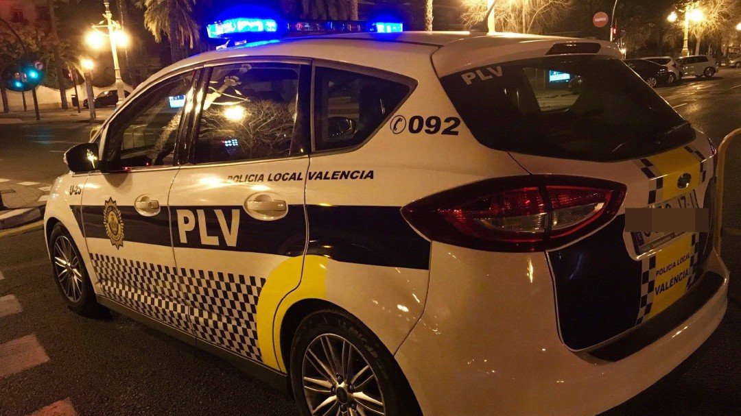 Un conductor atropella en Valencia a un ciclista y logra huir tras una persecución policial