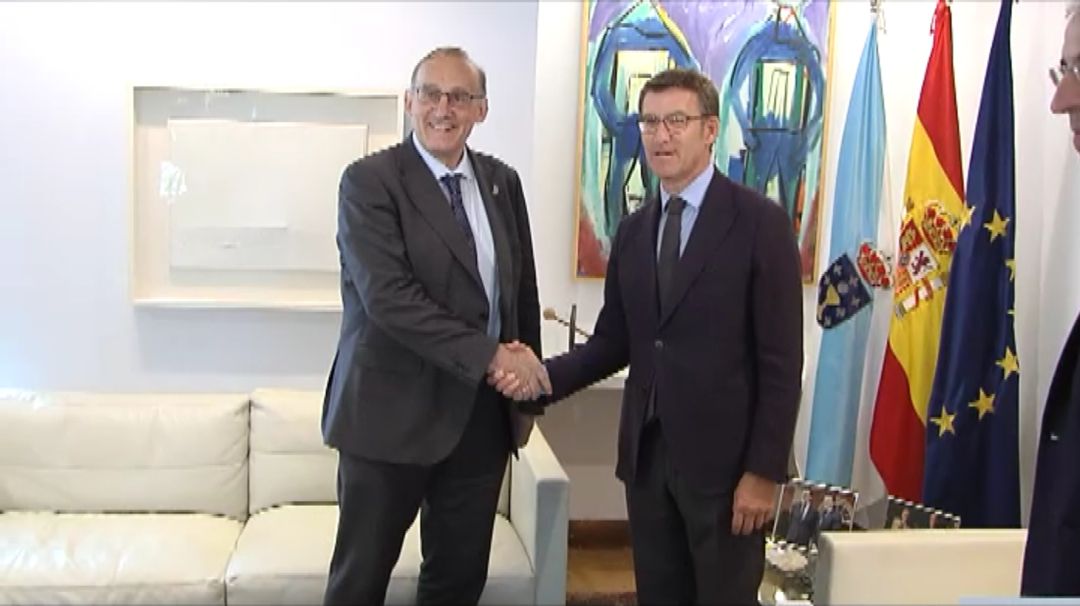 El rector de la UVigo Pachi Reigosa (izq) da la mano al presidente de la Xunta Alberto Núñez Feijóo (dcha) El rector de la UVigo Pachi Reigosa (izq) da la mano al presidente de la Xunta Alberto Núñez Feijóo (dcha)
