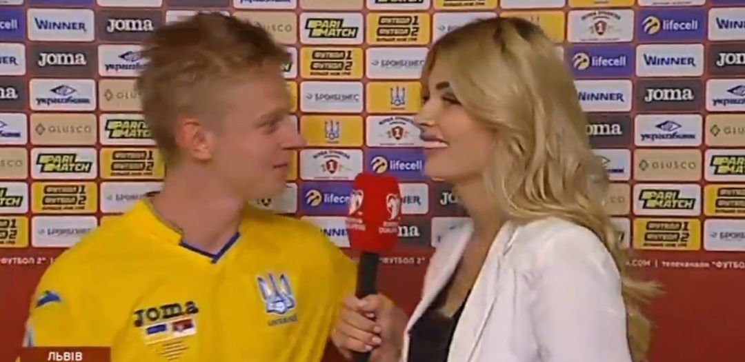 Zinchenko, durante el momento previo al detalle que han destacado las redes sociales Zinchenko, durante el momento previo al detalle que han destacado las redes sociales