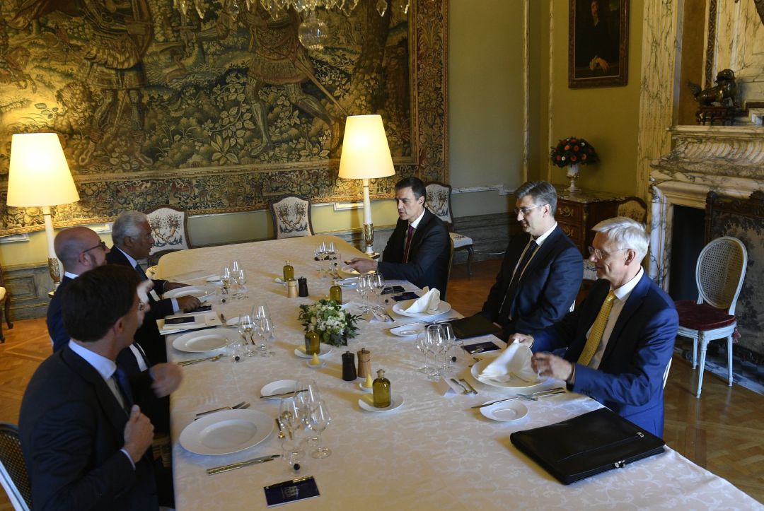 Pedro Sánchez asiste en Bruselas a una cena informal para avanzar en el reparto de altos cargos dela Unión Europea.
Pedro Sánchez asiste en Bruselas a una cena informal para avanzar en el reparto de altos cargos dela Unión Europea.