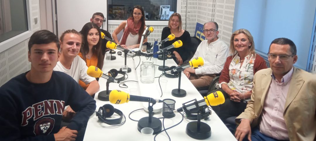 Profesores y estudiantes han estado en El Coruñés Opina para hablar de la selectividad Profesores y estudiantes han estado en El Coruñés Opina para hablar de la selectividad