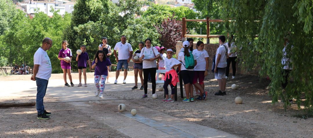 Jóvenes jugando a los bolos serranos dentro de Biosegura. Jóvenes jugando a los bolos serranos dentro de Biosegura.