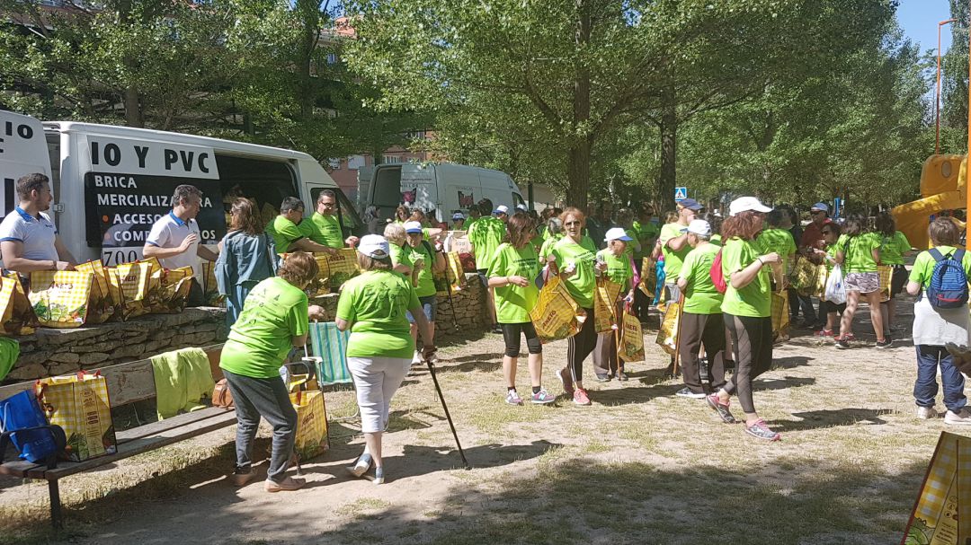 Participantes de la marcha a beneficio de Parkinson Segovia recogen su bocadillo al finalizar la caminata Participantes de la marcha a beneficio de Parkinson Segovia recogen su bocadillo al finalizar la caminata