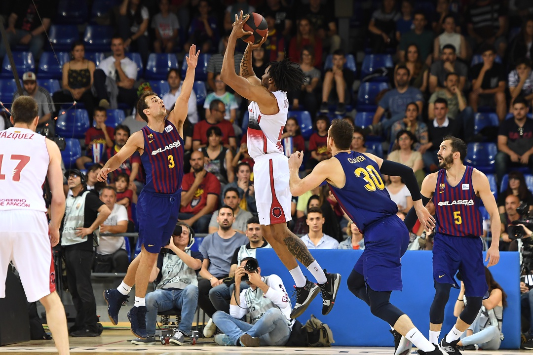 Okoye lanza a canasta ante la oposición de Pangos Okoye lanza a canasta ante la oposición de Pangos