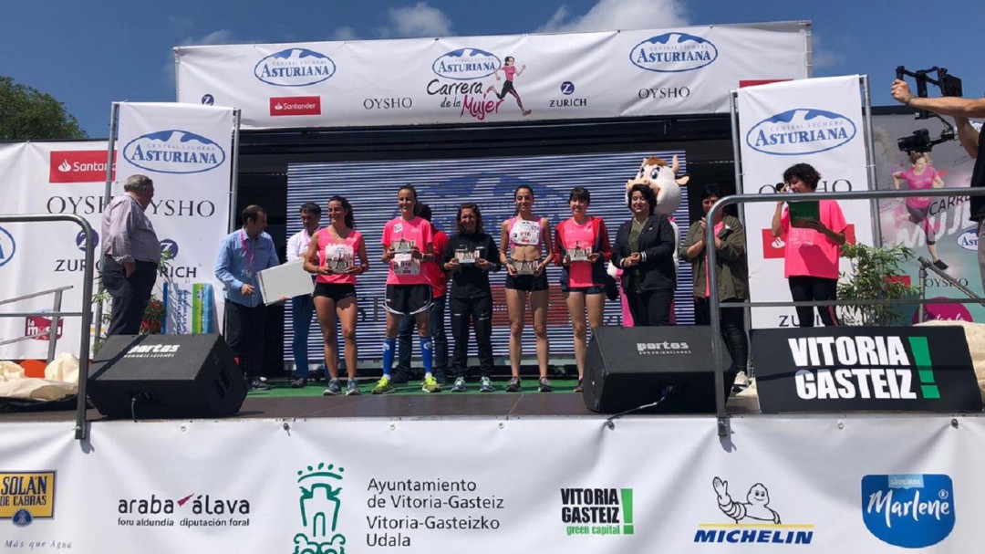 6.000 mujeres tiñen de rosa las calles de la capital alavesa