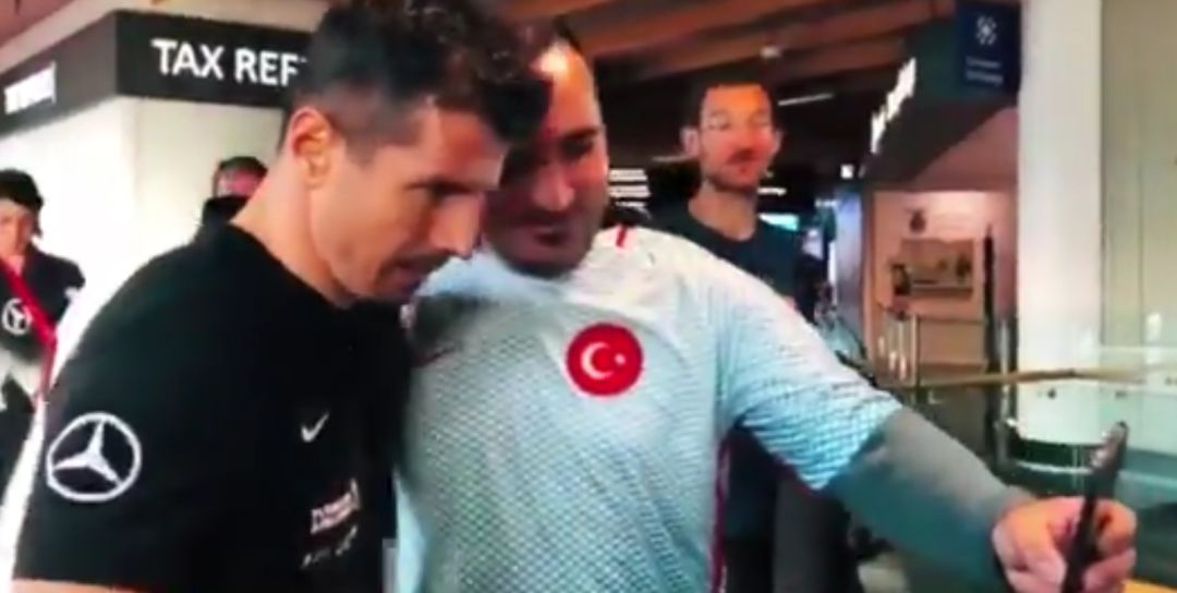 Los aficionados turcos reciben a su selección en el aeropuerto de Reikiavik Los aficionados turcos reciben a su selección en el aeropuerto de Reikiavik