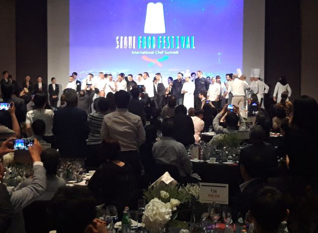Imagen de una de las cenas del Seoul Food Festival celebrada en el Gran Walkerhill Hotel de la capital surcoreana. Imagen de una de las cenas del Seoul Food Festival celebrada en el Gran Walkerhill Hotel de la capital surcoreana.