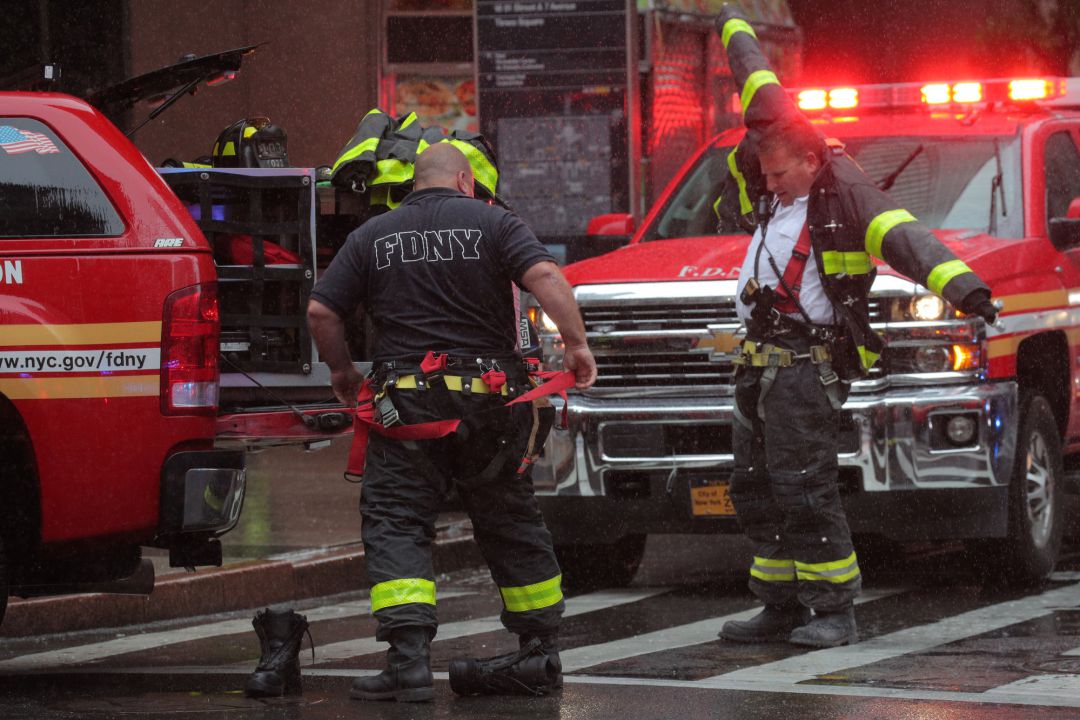 Bomberos en el lugar del accidente Bomberos en el lugar del accidente