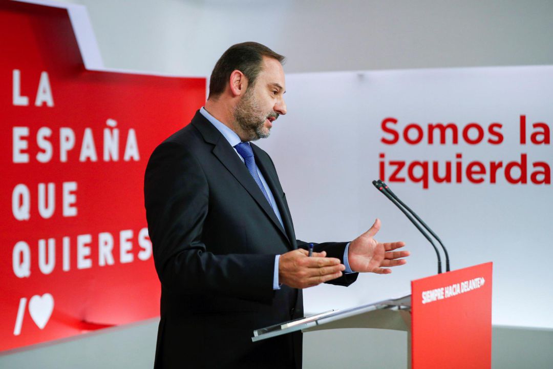 El secretario de Organización del PSOE y ministro de Fomento en funciones, José Luis Ábalos, durante la rueda de prensa posterior a la reunión de la Ejecutiva Federal del partido este lunes en Ferraz. El secretario de Organización del PSOE y ministro de Fomento en funciones, José Luis Ábalos, durante la rueda de prensa posterior a la reunión de la Ejecutiva Federal del partido este lunes en Ferraz.