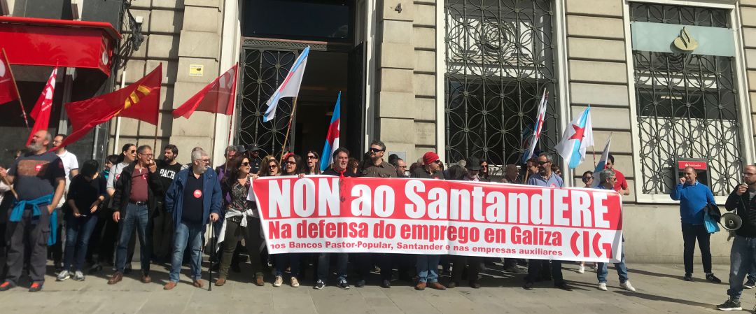 Concentración de la CIG ante el Santander Concentración de la CIG ante el Santander