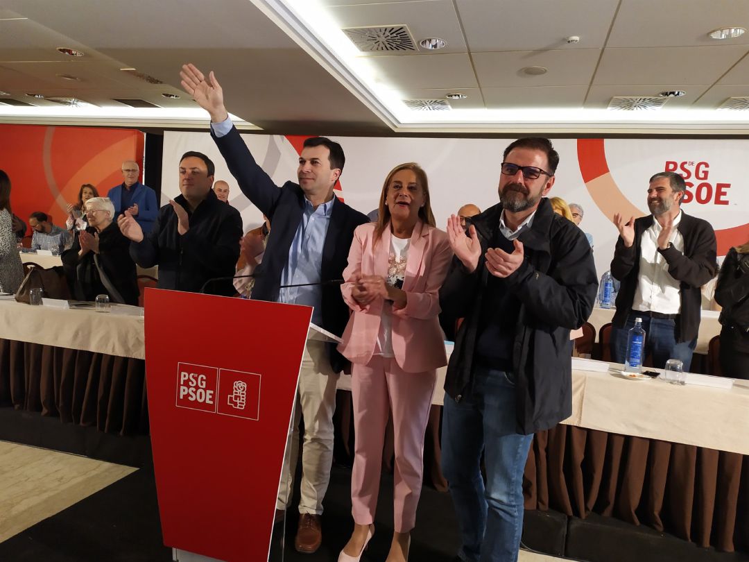 AV.-G Caballero ve "una prueba de fuego" para Rivera y Feijóo las negociaciones en la Diputación de Ourense
Gonzalo Caballero, Carmela Silva, Valentín González Formoso y Ángel Mato en el comité nacional del PSdeG
AV.-G Caballero ve "una prueba de fuego" para Rivera y Feijóo las negociaciones en la Diputación de Ourense
Gonzalo Caballero, Carmela Silva, Valentín González Formoso y Ángel Mato en el comité nacional del PSdeG