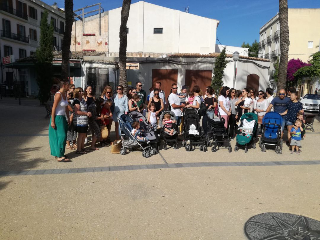 Las educadoras de 0 a 3 años protestan en la Plaza del Parque. Las educadoras de 0 a 3 años protestan en la Plaza del Parque.