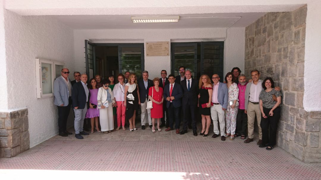 Foto de familia tras el descubrimineto de la placa conmemorativa, a la entrada del centro Foto de familia tras el descubrimineto de la placa conmemorativa, a la entrada del centro