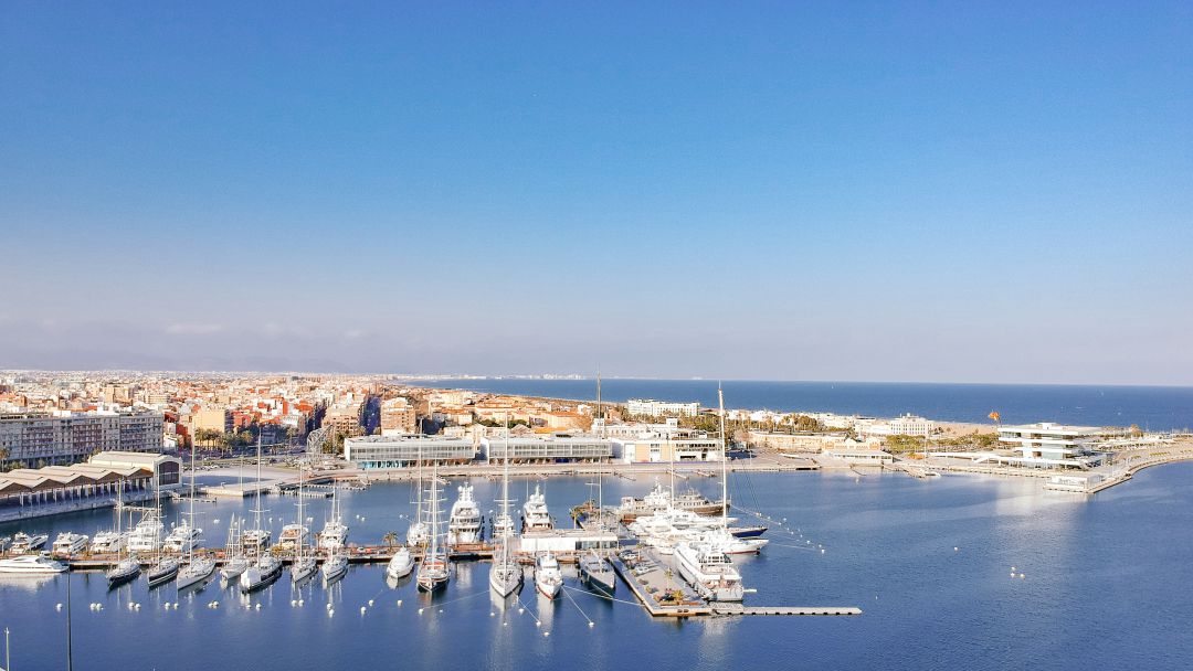 Valencia estrena una zona de baño gratuita en La Marina Valencia estrena una zona de baño gratuita en La Marina