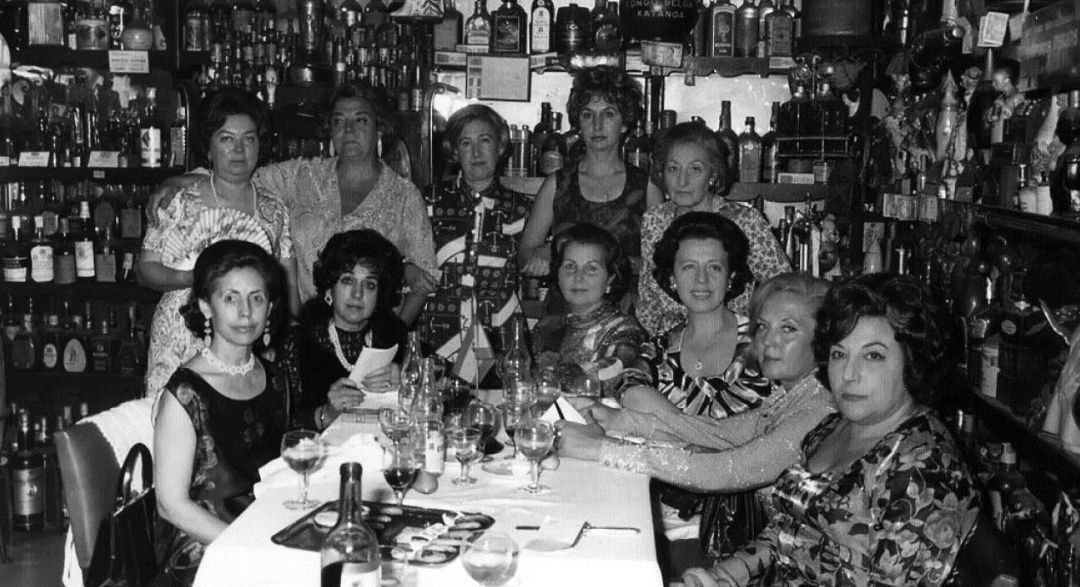 En el bar Chicote de Madrid. De pie, de izquierda a derecha: Gloria Calvo, mujer sin identificar, Adelaida las Santas, mujer sin identificar y Carolina D´Antin. Sentadas: Felisa Sanz, María Paz Viloria, Marisa Chicote, Lola P. Quincoces, mujer sin identificar y Acacia Uceta. En el bar Chicote de Madrid. De pie, de izquierda a derecha: Gloria Calvo, mujer sin identificar, Adelaida las Santas, mujer sin identificar y Carolina D´Antin. Sentadas: Felisa Sanz, María Paz Viloria, Marisa Chicote, Lola P. Quincoces, mujer sin identificar y Acacia Uceta.