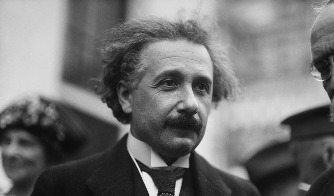 Albert Einstein muestra su arrepentimiento por la bomba atómica. Albert Einstein muestra su arrepentimiento por la bomba atómica.