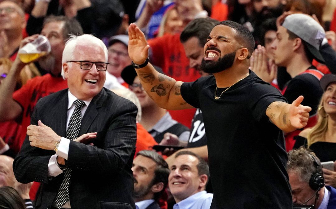 Drake, en uno de sus numerosos gestos en cada partido de los Raptors. Drake, en uno de sus numerosos gestos en cada partido de los Raptors.