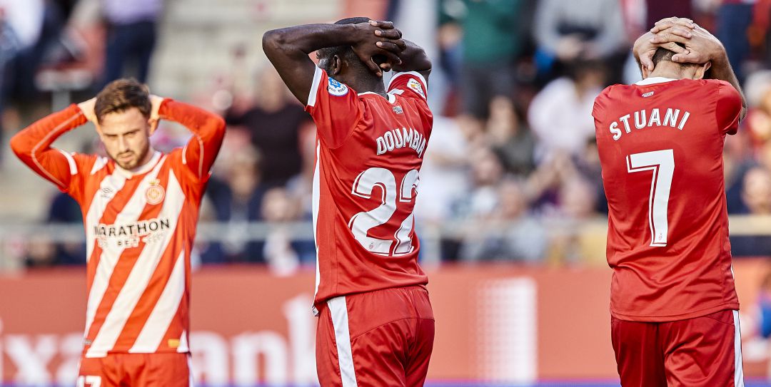 Los jugadores del Girona se llevan las manos a la cabeza durante un partido liguero Los jugadores del Girona se llevan las manos a la cabeza durante un partido liguero
