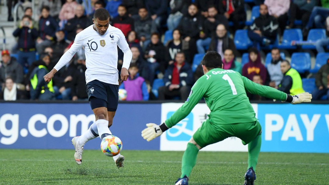 Mbappé marca su gol número 100 como profesional con solo 20 años