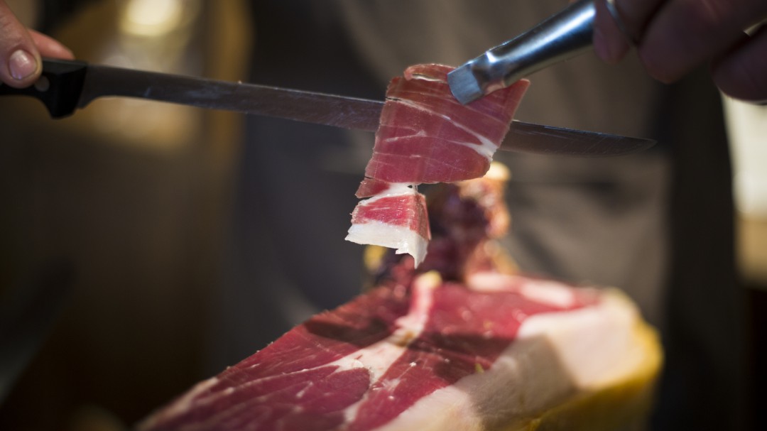 Expedientan a una empresa de Guijuelo por vender jamones como "pata negra" sin que fuesen 100 % ibéricos