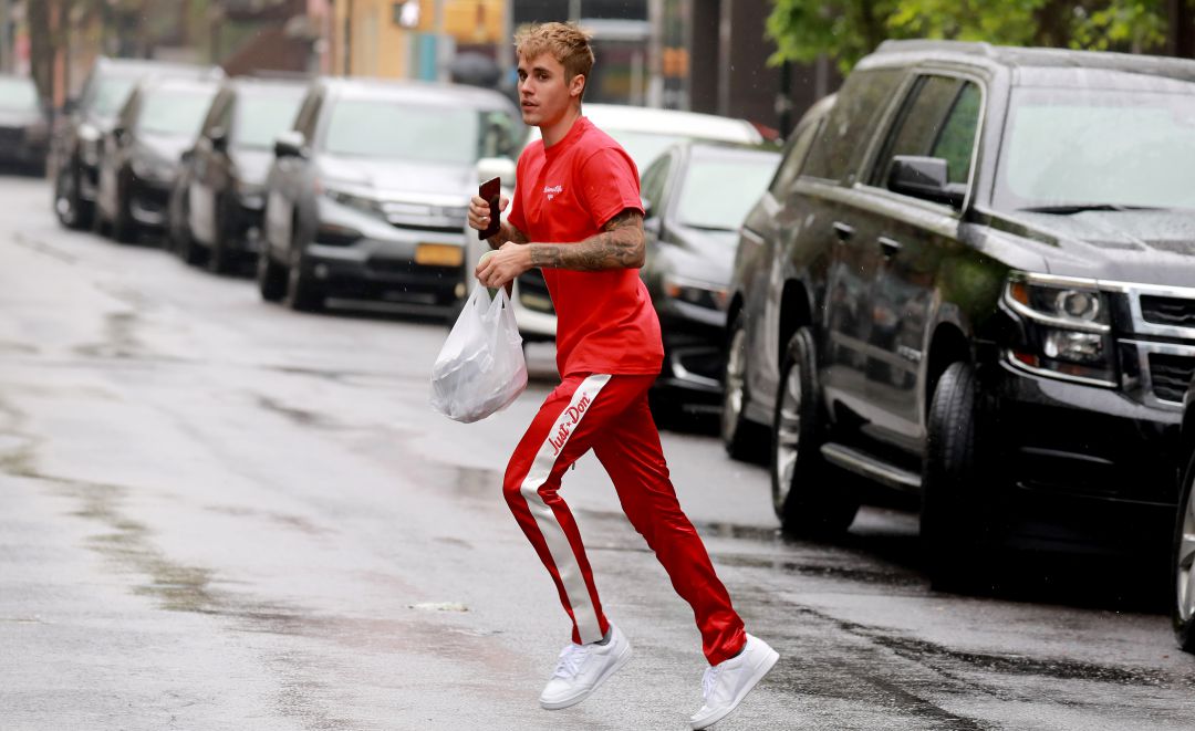 Justin Bieber reta a Tom Cruise a un combate. Justin Bieber reta a Tom Cruise a un combate.