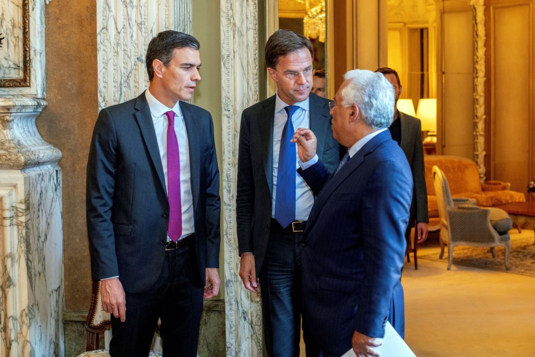 El presidente del Gobierno español Pedro Sánchez, el primer ministro holandés Mark Rutte y el primer ministro portugués, Antonio Costa, participan este viernes en Bruselas en una cena informal donde populares, socialistas y liberales hablarán del reparto de altos cargos en la Unión Europea (UE) tras las elecciones de mayo. El presidente del Gobierno español Pedro Sánchez, el primer ministro holandés Mark Rutte y el primer ministro portugués, Antonio Costa, participan este viernes en Bruselas en una cena informal donde populares, socialistas y liberales hablarán del reparto de altos cargos en la Unión Europea (UE) tras las elecciones de mayo.
