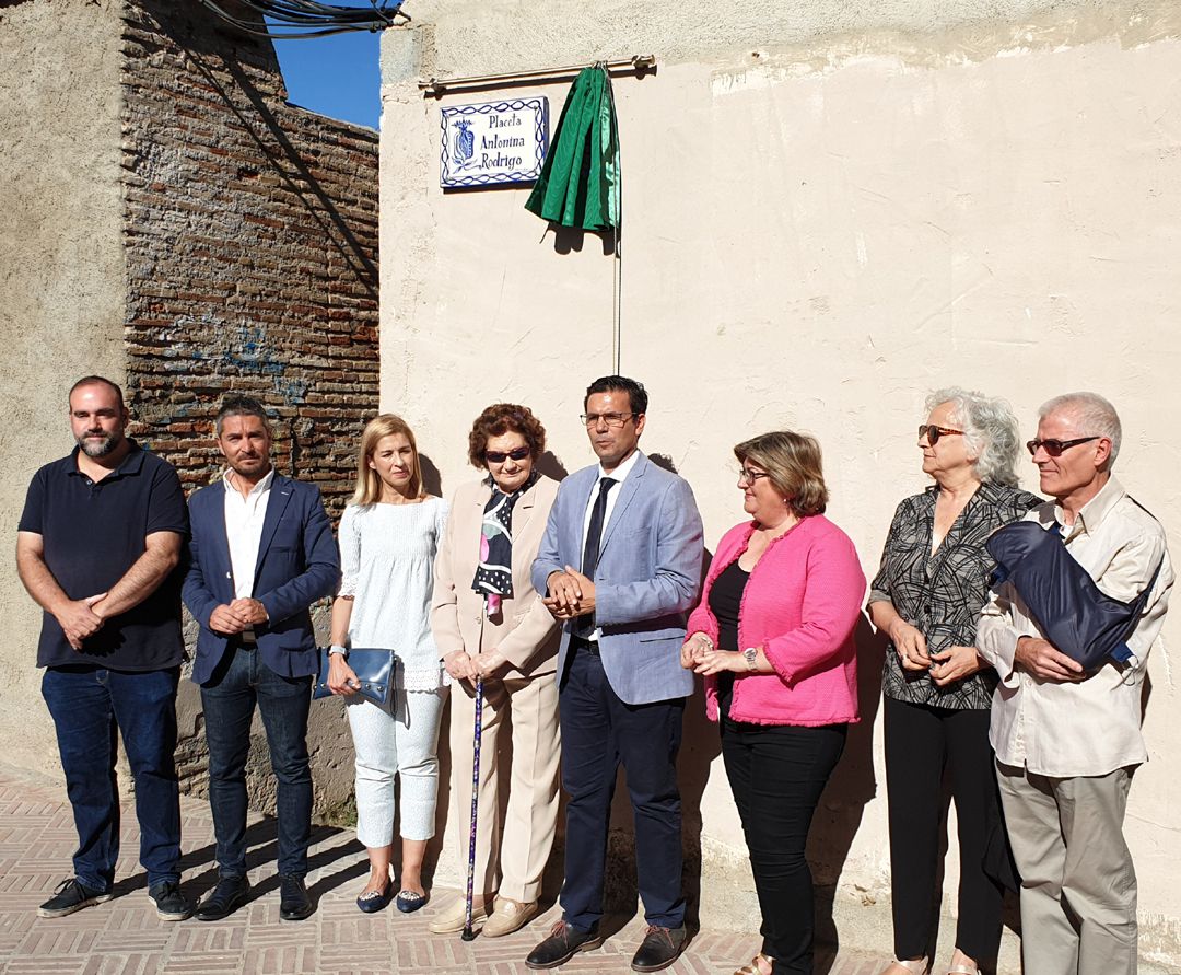 Antonina Rodrigo, en el centro, junto al alcalde de Granada, concejales del Ayuntamiento y representantes de la Asociación de Vecinos del Bajo Albayzín (que propuso la plaza en su honor) en el descrubrimiento de la placa que le da nombre Antonina Rodrigo, en el centro, junto al alcalde de Granada, concejales del Ayuntamiento y representantes de la Asociación de Vecinos del Bajo Albayzín (que propuso la plaza en su honor) en el descrubrimiento de la placa que le da nombre