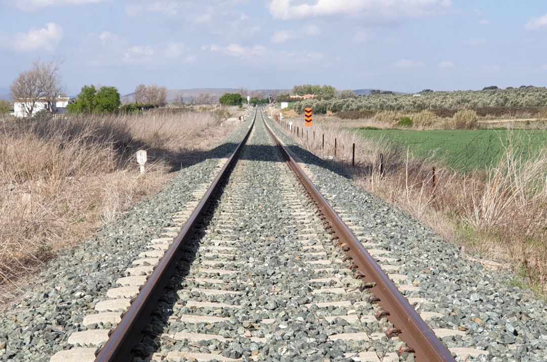 Línea de tren convencional Granada-Bobadilla (Málaga) cerca de esta estación malagueña Línea de tren convencional Granada-Bobadilla (Málaga) cerca de esta estación malagueña