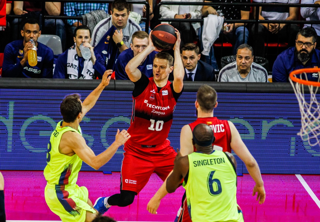 Seibutis intenta pasar el balón ante la oposición de Pangos Seibutis intenta pasar el balón ante la oposición de Pangos