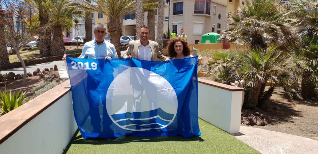 Los representantes del Ayuntamiento de Teguise recogiendo una de las banderas azules. Los representantes del Ayuntamiento de Teguise recogiendo una de las banderas azules.