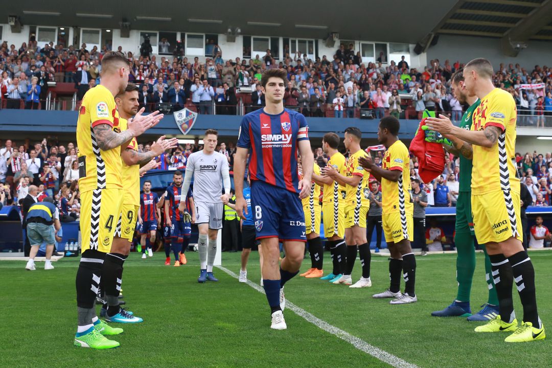 Los jugadores del Nàstic hacen el pasillo a los del Huesca Los jugadores del Nàstic hacen el pasillo a los del Huesca