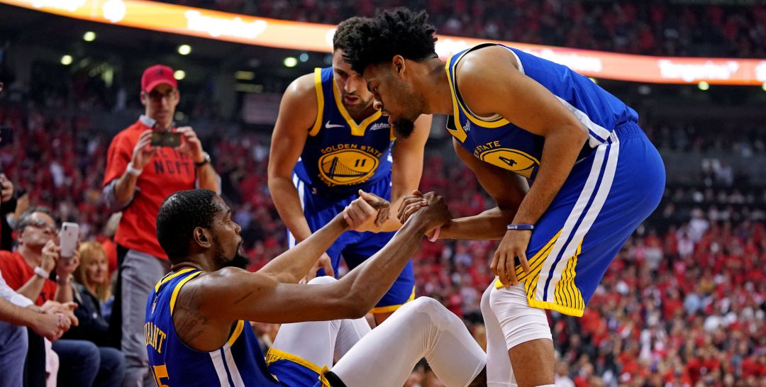 Kevin Durant es ayudado a levantarse por sus compañeros Cook y Thompson Kevin Durant es ayudado a levantarse por sus compañeros Cook y Thompson