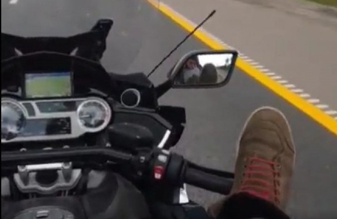 El youtuber se grababa apenas unas horas antes del accidente conduciendo una moto con los pies. El youtuber se grababa apenas unas horas antes del accidente conduciendo una moto con los pies.