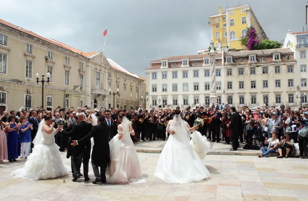 Una tuna toca para algunos de los novios de Santo Antonio a la salida del Ayuntamiento de Lisboa. Una tuna toca para algunos de los novios de Santo Antonio a la salida del Ayuntamiento de Lisboa.
