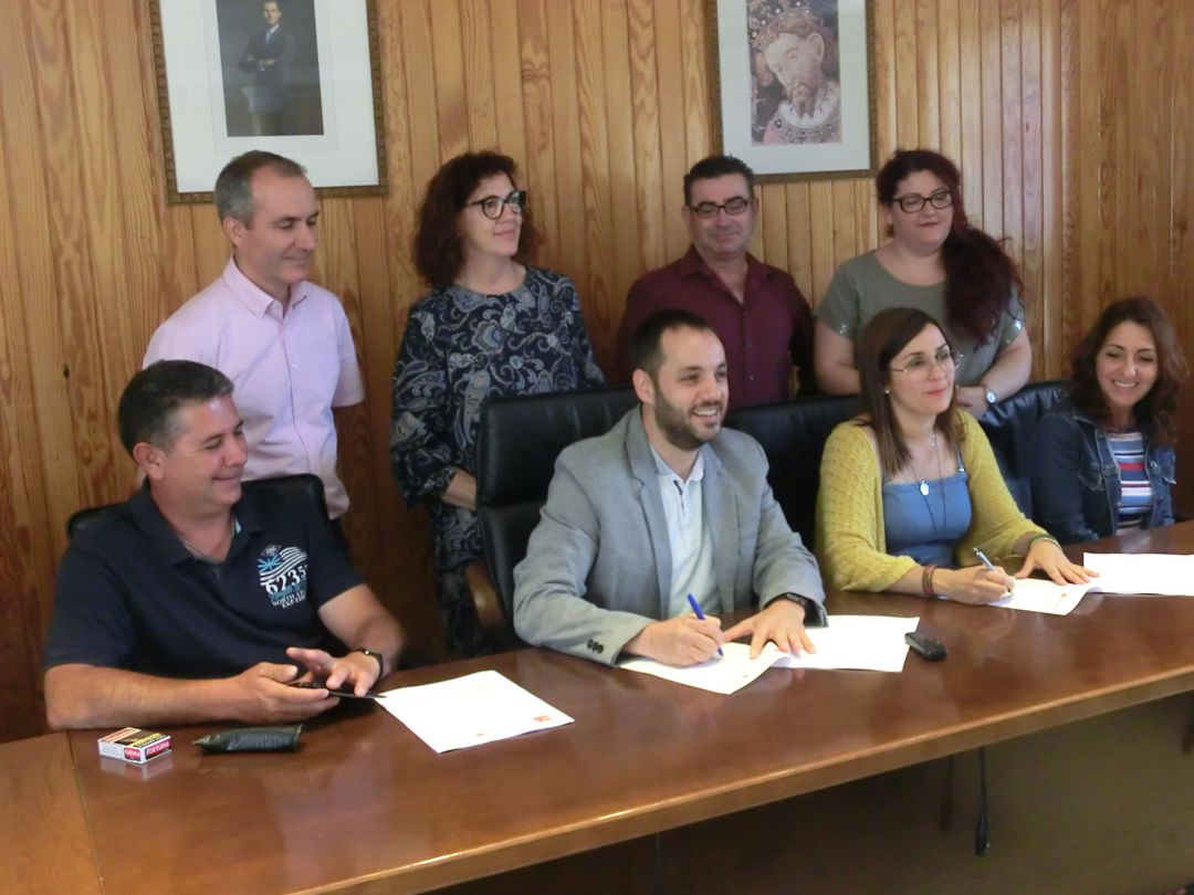 Firma del pacto de gobierno entre PSPV y Compromís en Ondara. Firma del pacto de gobierno entre PSPV y Compromís en Ondara.