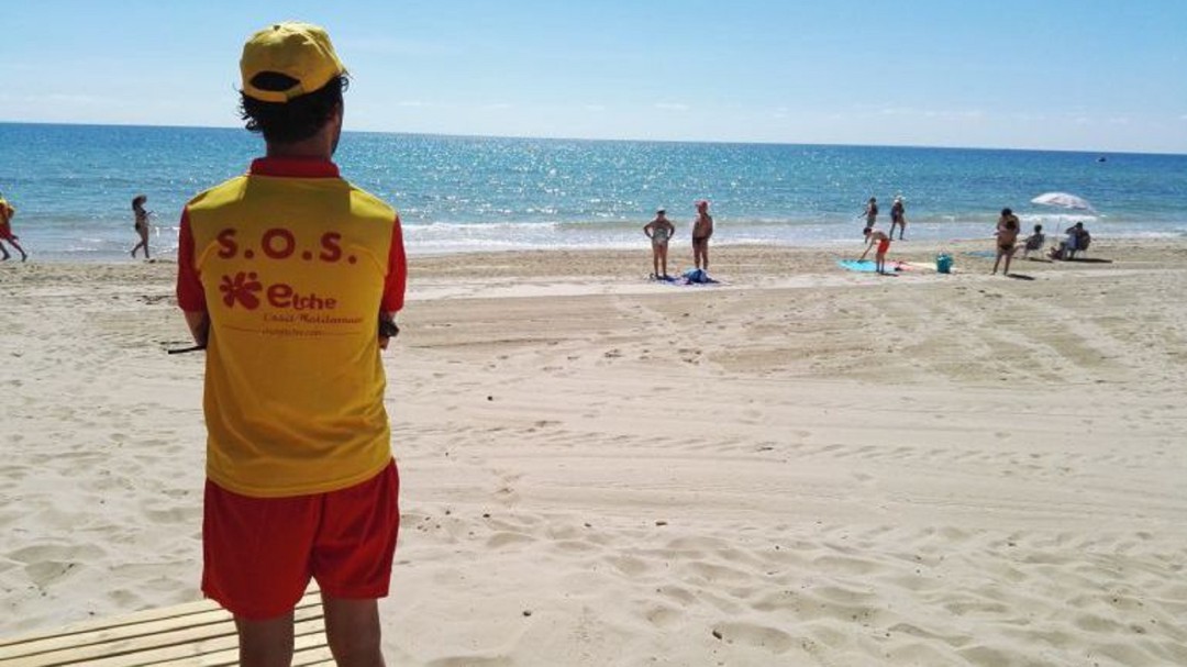 Comienza el servicio de socorrismo diario en las playas de Elche