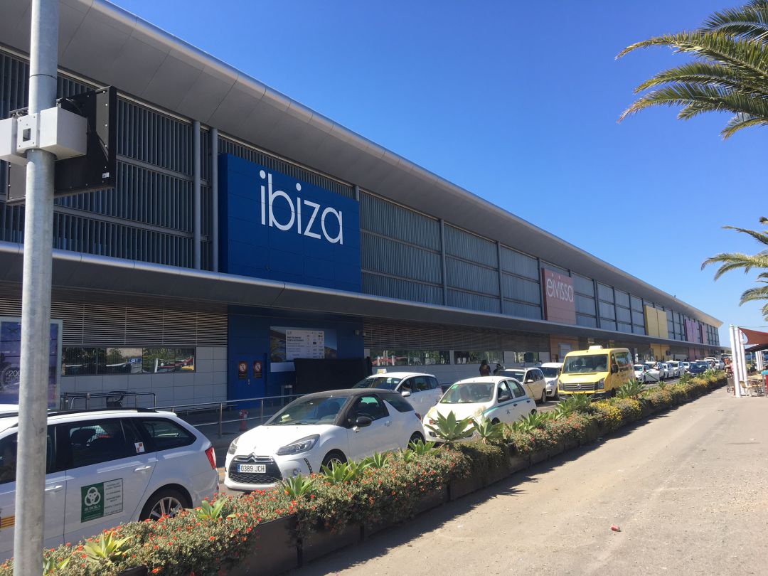 Fachada del aeropuerto de Ibiza. Fachada del aeropuerto de Ibiza.